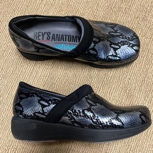 Soft walk clogs snakeskin print 7.5